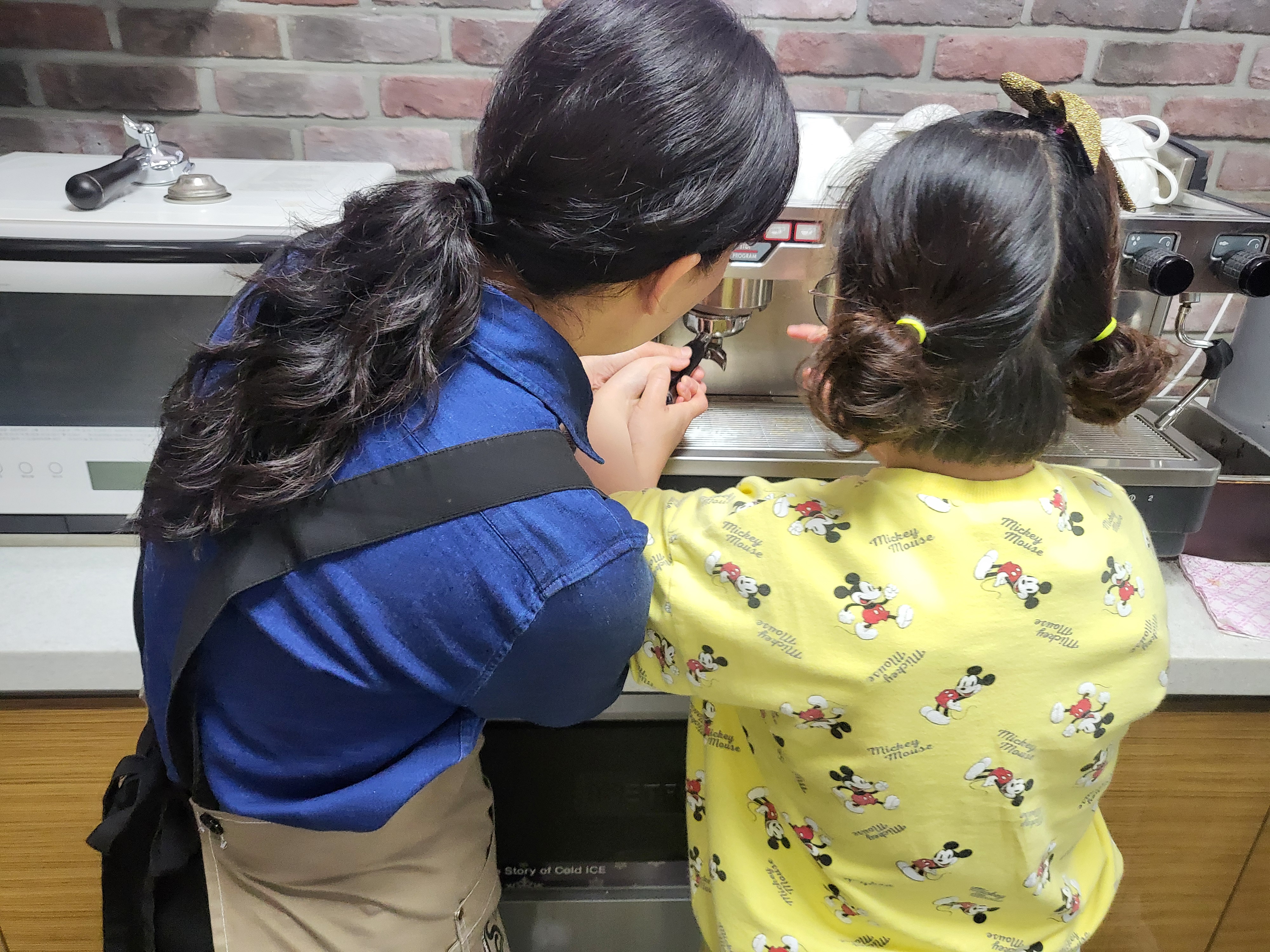 연수구 송도건강생활지원센터는 지난 21일 실생활 적응력 향상과 자립 역량 강화를 위해 인천 첨단초 특수학급의 학생 대상으로 ‘커피교실’과 ‘스마트 재활교실’을 운영했다